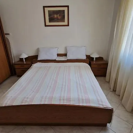 Two Roses Apartment *